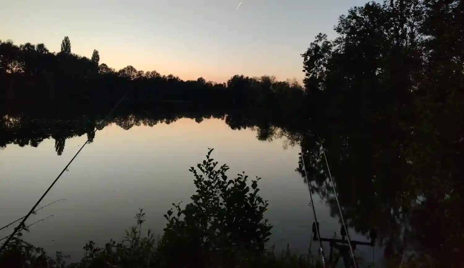 Stimmungsvoller See bei Sonnenuntergang